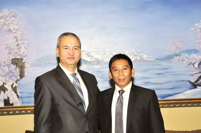 董事長(cháng)王宏洲與伊如樂(lè )圖公司董事長(cháng)諾爾布桑布合影 